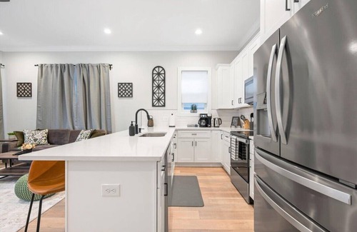 Savannah Victorian District Apartment | Historic District Gem - 2BR/2BA, Walk to Forsyth Park - Lower Level