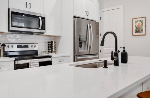 Savannah Victorian District Apartment | Historic District Gem - 2BR/2BA, Walk to Forsyth Park - Lower Level