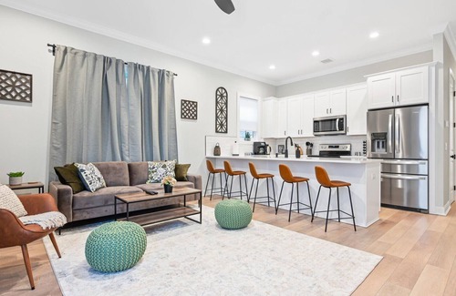 Savannah Victorian District Apartment | Historic District Gem - 2BR/2BA, Walk to Forsyth Park - Upper Level