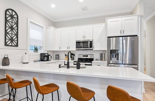 Savannah Victorian District Apartment | Historic District Gem - 2BR/2BA, Walk to Forsyth Park - Upper Level