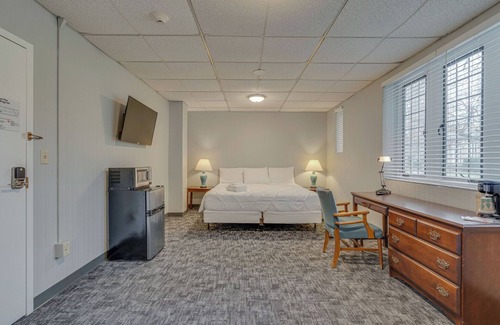 Music Row Hotel | Historic Dorm Room in Music Row!