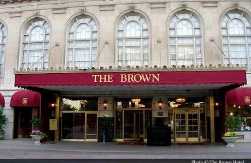 Old Louisville Apartment | Historic Downtown 3bdr with Pool Table