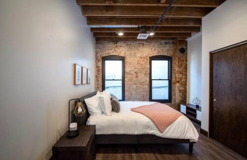 Downtown Spokane Apartment | Historic Downtown Loft with King Bed and Wifi