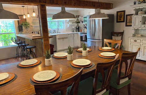 Sanford House | Historic Downtown Sanford Sunshine Cottage with Tree Top Suite!