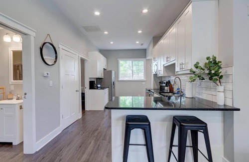 Holy Cross House | Historic Downtown Haven | Patio & Free Parking