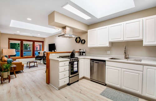 Port Angeles Hotel | Historic downtown loft near shopping & restaurants with WiFi & full kitchen