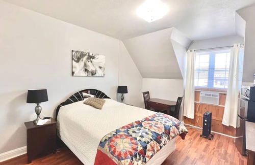 Dailey House | Historic DTC Lodge #8 - Cozy 1 Bedroom