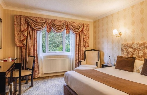 Ipswich Hotel | Historic Escape with Pool, Spa, Sauna Facility & Waterfront Modern Comforts