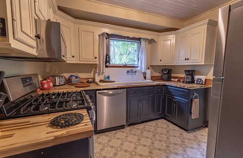 Mars Hill House | Historic Estate Property with Wooded Escapes, Views, & Event Spaces on 14 Acres