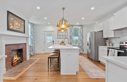 Bowling Green House | Historic Farmhouse Mansion w/8 working fireplaces