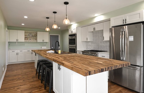 Union House | Historic Farmhouse with Pool - Sleeps 10!