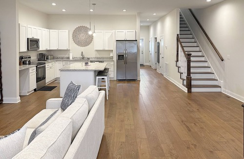 Loudon House | Historic Freshly Renovated 8-Bedroom Townhome - Downtown Loudon