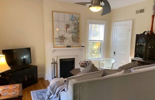 North Upper Street Apartment | Historic Hampton Court Unit 3