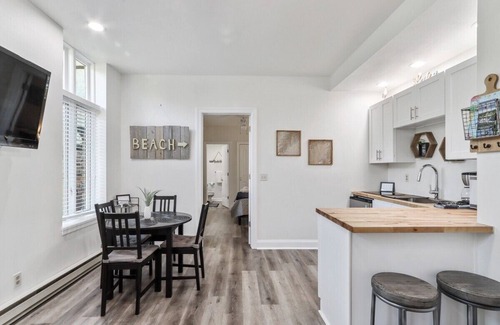 Lake Geneva Apartment | Historic Hayloft Lodge |Year-Round Activities |Short Drive to Beach, Dwntwn, Pumpkin Patch & Zipline