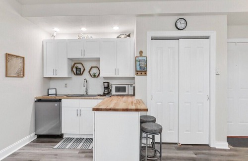 Lake Geneva Apartment | Historic Hayloft Lodge |Year-Round Activities |Short Drive to Beach, Dwntwn, Pumpkin Patch & Zipline