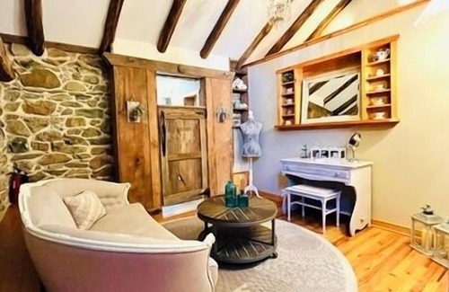 Blue Ridge Bed & Breakfast | Historic Hideaway with King Bed & Spa-Inspired Bath