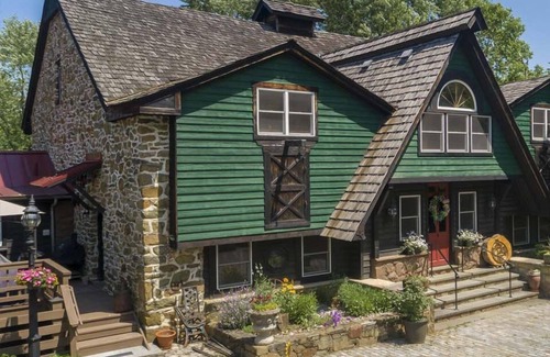 Blue Ridge Bed & Breakfast | Historic Hideaway with King Bed & Spa-Inspired Bath