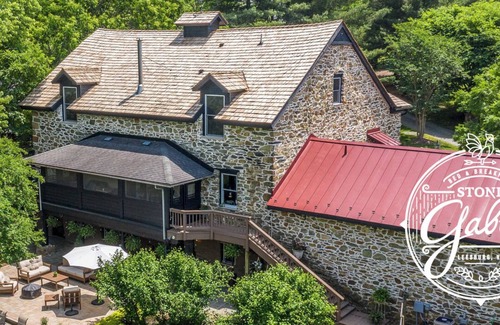 Blue Ridge Bed & Breakfast | Historic Hideaway with King Bed & Spa-Inspired Bath