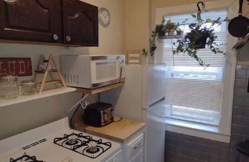 Highland Square Apartment | Historic Highland Square 2bdrm Apartment