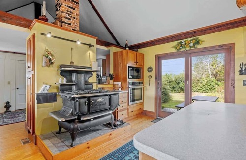 Moultonborough House | Historic Home by Castle in the Clouds with Hot tub