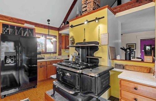 Moultonborough House | Historic Home by Castle in the Clouds with Hot tub