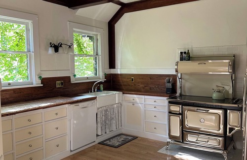 Garden District House | Historic home in downtown Coeur d' Alene - 10 minute walk to the lake.