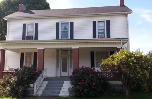 Woodburn House | Historic Home in Woodburn - Sleeps 7!