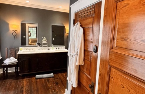 Historic Montford House | Historic home located in Montford half a mile to town ~ Magical stay (Sleeps 10)