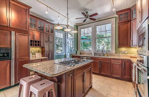 Historic District House | Historic Home Overlooking the Beaufort River Located on Bay St - Sleeps 10