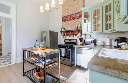Faubourg Lafayette House | Historic Home Sleeps 12 |Close to FQ| Private Yard