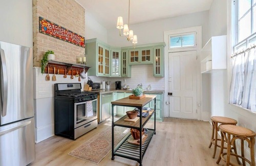 Faubourg Lafayette House | Historic Home Sleeps 12 |Close to FQ| Private Yard