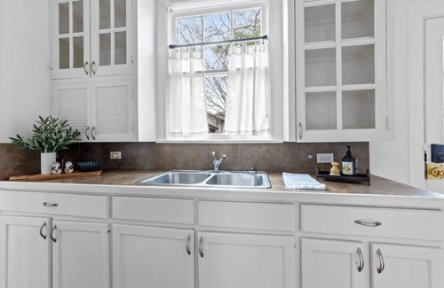 New Iberia House | Historic Home w/a Fresh Look - Downtown