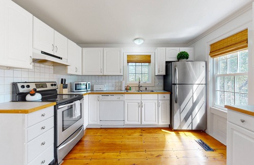 Warren House | Historic Home w/Gas Fireplace, Fast WiFi, & Private W/D - Snowbird-Friendly