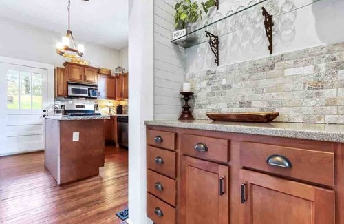 Ball Ground House | Historic Home Walk to Downtown & Wedding Venues