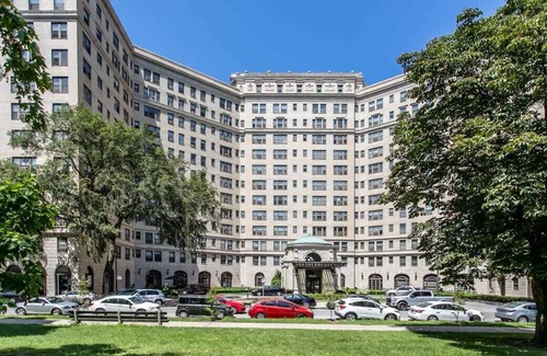 East Hyde Park Apartment | Historic HP 2BR with Fast Transit to UChicago