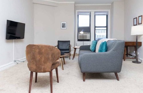 East Hyde Park Apartment | Historic HP 2BR with Fast Transit to UChicago