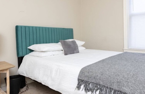 East Hyde Park Apartment | Historic HP 2BR with Fast Transit to UChicago