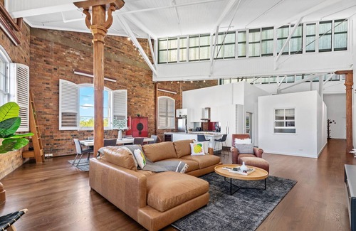 Newstead Apartment | Historic Impressive & Enormous Woolstore~Teneriffe