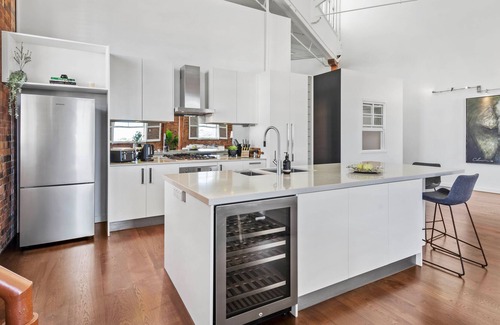 Newstead Apartment | Historic Impressive & Enormous Woolstore~Teneriffe