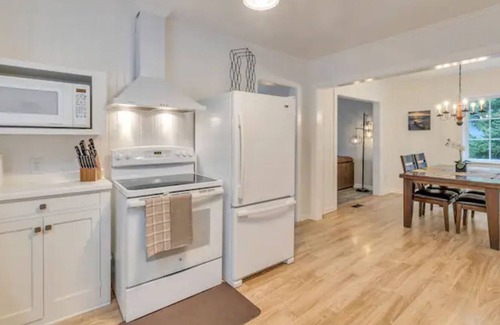 East Renton Highlands Cottage | Historic Lake Cottage in Squak Mountain - 30mins to Seattle, Bellevue, & Tacoma