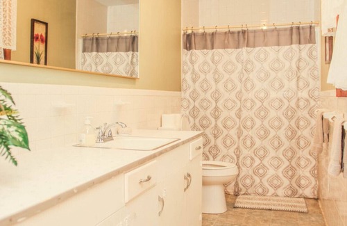 Landrum House | Historic Landrum Cottage: Minutes to Downtown