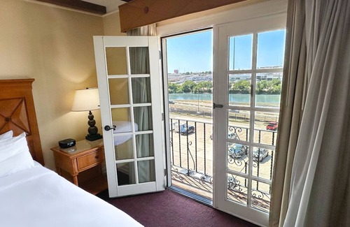 Western Division Hotel | Historic Laredo Retreat w/Courtyard Pool, Onsite Dining & Border Views