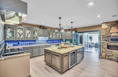 Bethpage Resort | Historic Leon Russell estate: 13BR, 9BA, 24 BEDS