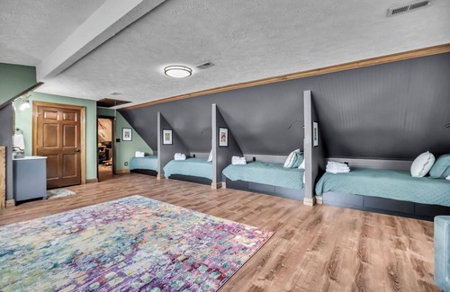 Bethpage Resort | Historic Leon Russell estate: 13BR, 9BA, 24 BEDS