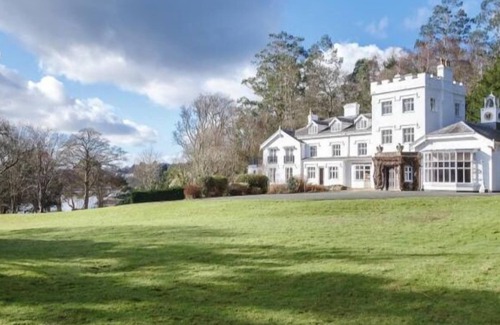Menai Bridge House | Historic Manor that sleeps 20 with Sauna, Hot tub, Spa facilities, Games room, library, cinema room