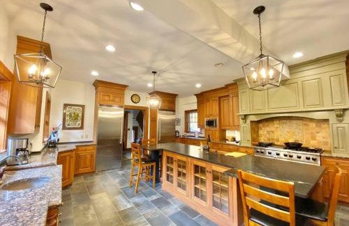 Cleveland Villa | Historic Mansion for Large Groups Minutes to Cleveland Destinations