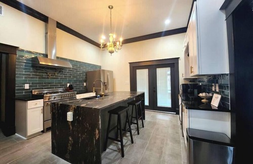 Midtown House | Historic Mansion near The Pearl, sleeps 14!