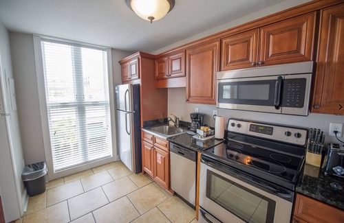 Charleston Historic District House | Historic market location! 2-King Bedrooms in Townhome with hotel amenities