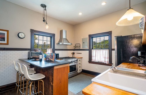 Marshall House | Historic Marshall Inn Private Rental with river & mountain views, walk downtown!