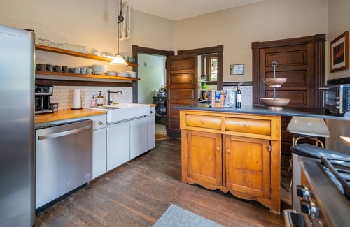Marshall House | Historic Marshall Inn Private Rental with river & mountain views, walk downtown!